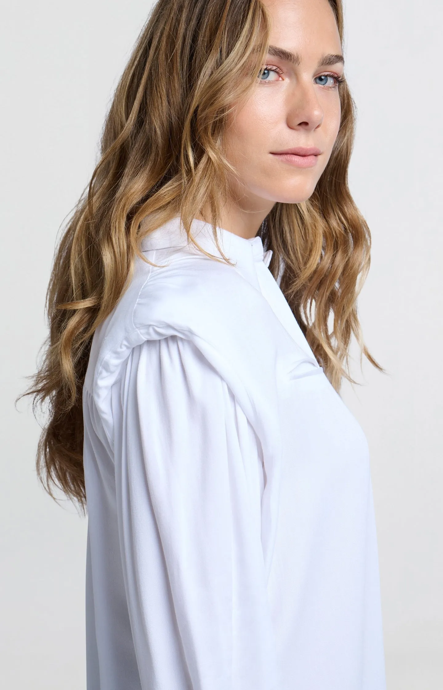 Blouse with long sleeves, buttons and shoulder pads