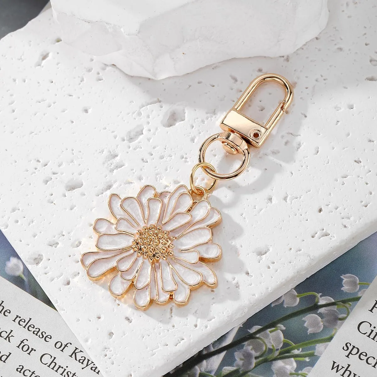 Cute Daisy Keychain Flower Pendant Bag Charm Enamel Daisy Keyring Keychain