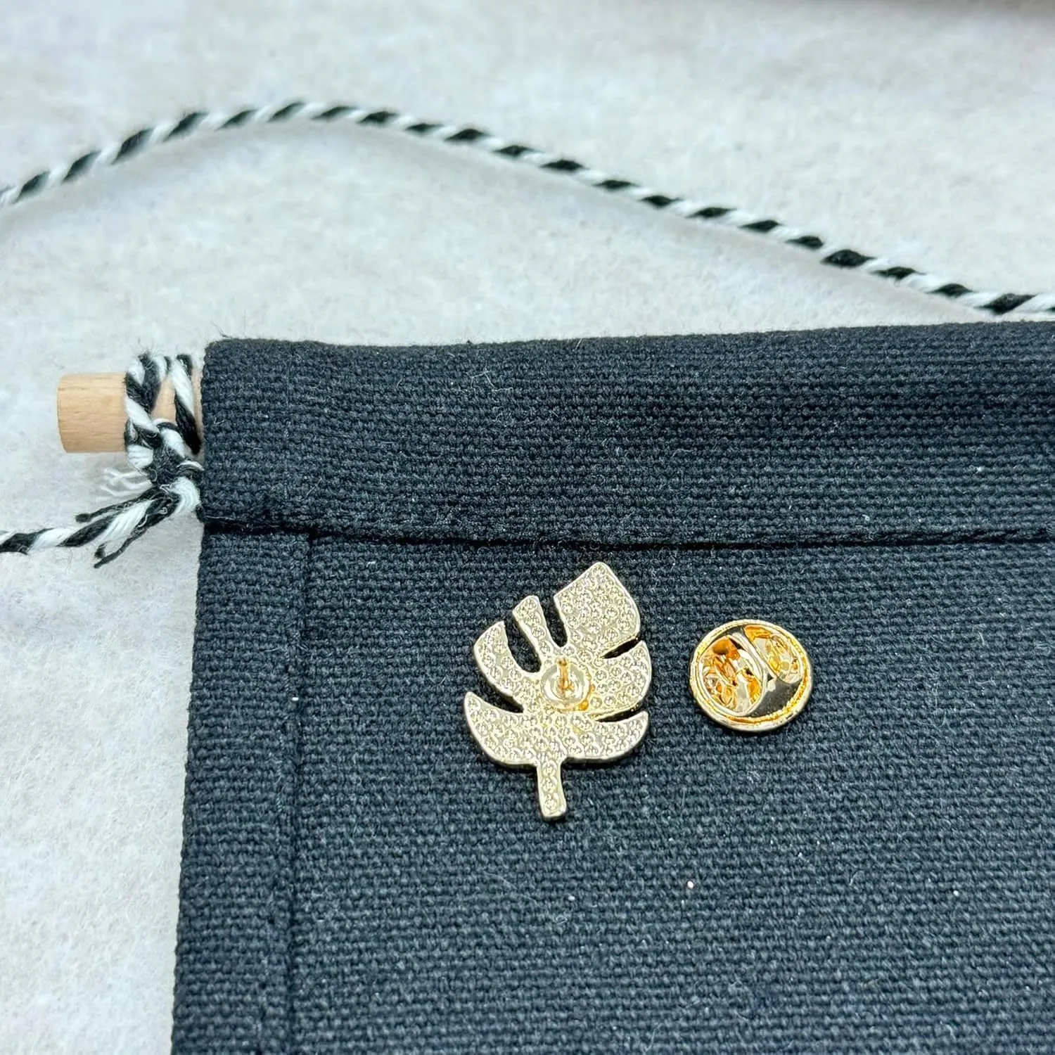 Leaves Brooch Artist Shiny Jewelry Art Student Graduation Souvenir Brooch Drip Oil Painted Enamel Pin Suitable for Hat Jacket Canvas Bag