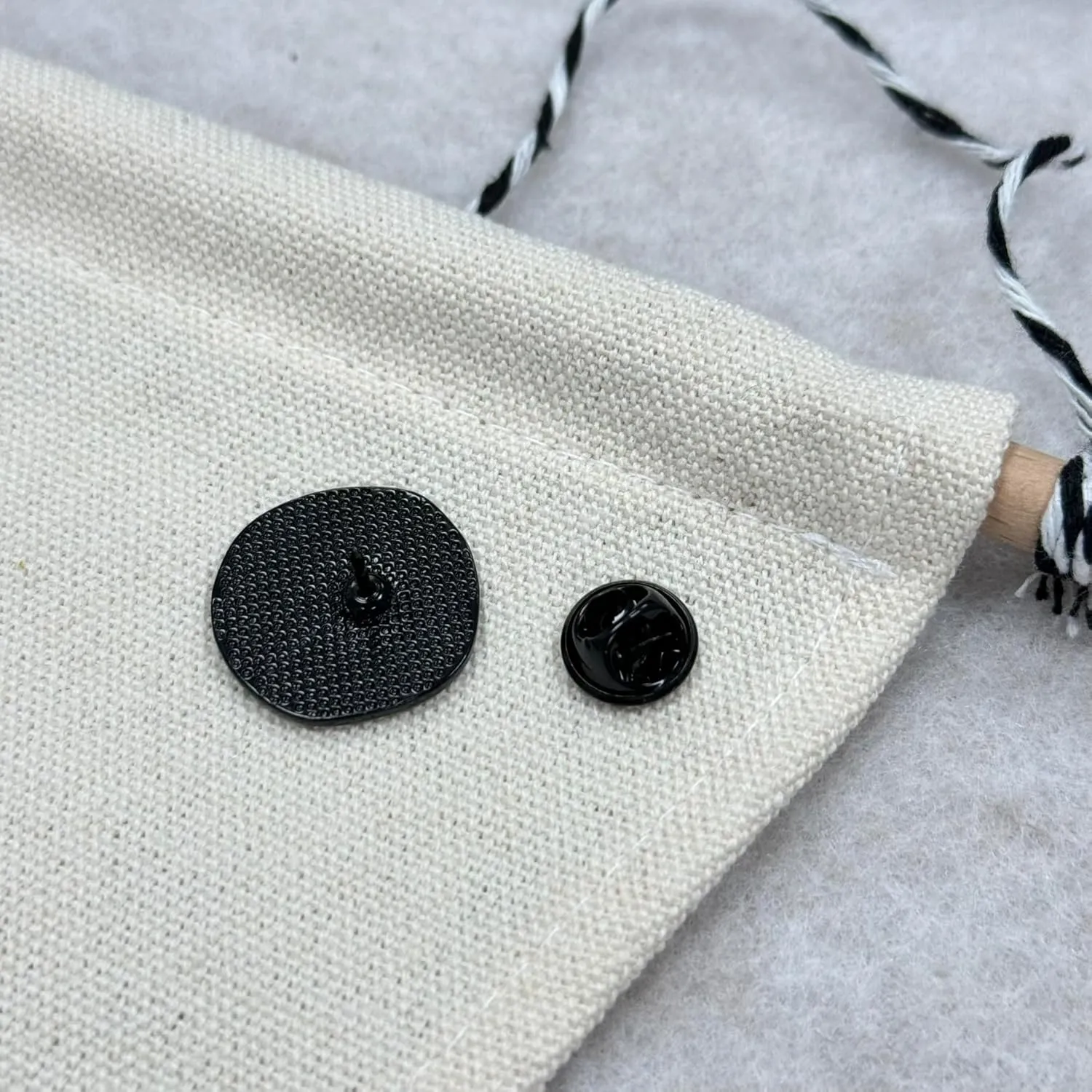 Sad Face Brooch Artist Shiny Jewelry Art Student Graduation Souvenir Brooch Drip Oil Painted Enamel Pin Suitable for Hat Jacket Canvas Bag